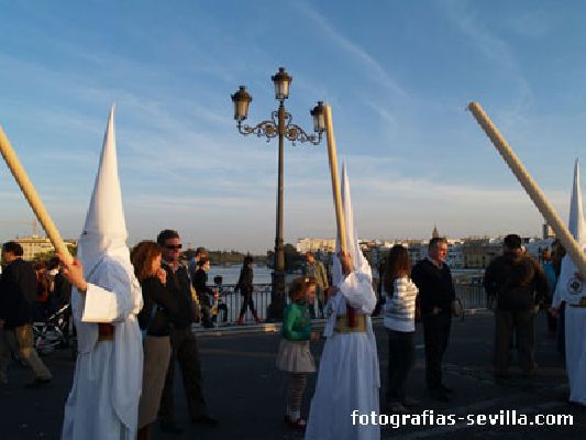 Nazarenos de la Semana Santa de Sevilla por el puente de Triana, Hermandad de San Gonzalo
