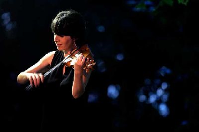 Foto promocional de la violinista Amandine Beyer
