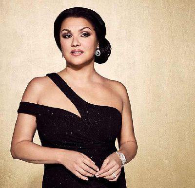 Foto promocional de la soprano Anna Netrebko