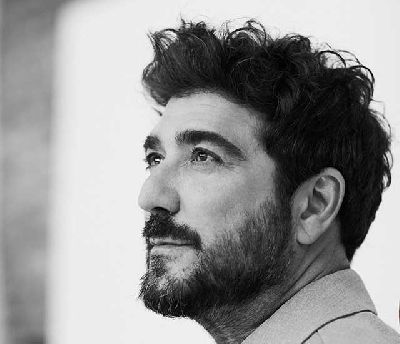 Foto promocional en blanco y negro de Antonio Orozco