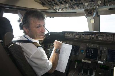 Foto promocional de Bruce Dickinson como piloto de avión