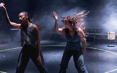 Foto promocional del espectáculo de danza A place to dance de Yinka Esi Graves y Poliana Lima