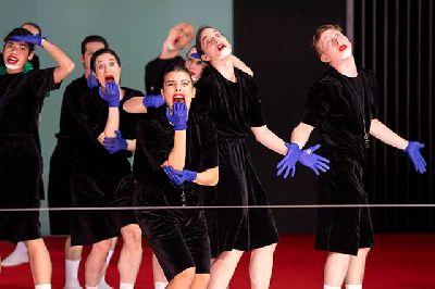 Foto promocional del espectáculo Canine jaunâtre 3 de Marlene Monteiro Freitas