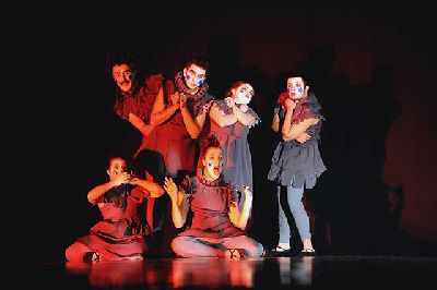 Foto promocional del espectáculo Doesdicon de la asociación Dançando com a diferença