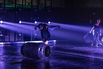 Foto promocional del espectáculo Tierras raras de Luz Arcas y la compañía La Phármaco