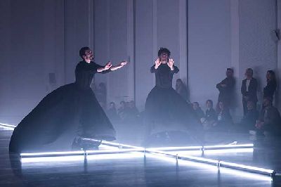 Foto promocional del espectáculo de danza Totentanz. Morgen ist die frage de La Veronal