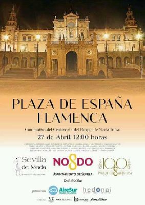Desfile de moda flamenca en la Plaza de España de Sevilla