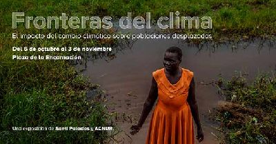Cartel de la exposición Fronteras del clima en la plaza de la Encarnación de Sevilla 2026
