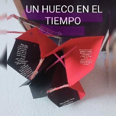 Cartel de la exposición Un hueco en el tiempo en El Pianillo Antigüedades de Sevilla 2025