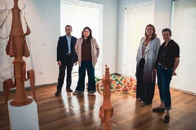 Foto de la inauguración de la exposición Ritos, retos y restos en el Centro Cerámica Triana de Sevilla 2026