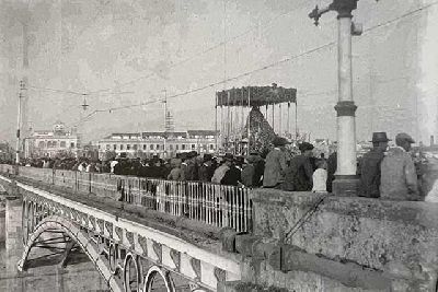 Foto de Virgen de la O por el puente de Triana. Año 1929