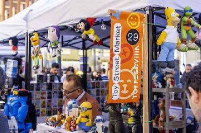 Foto promocional de la Feria del juguete en el Centro Comercial Torre Sevilla