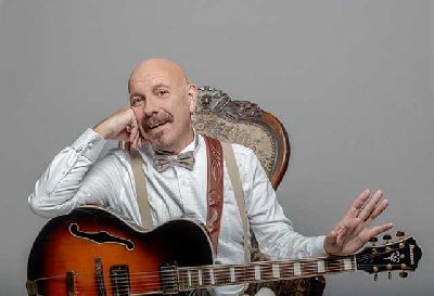 Foto promocional de Javier Ruibal para Saturno cabaret