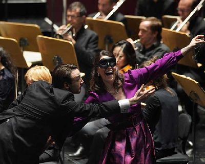 Foto promocional de la ópera en concierto Die Fledermaus (El murciélago)