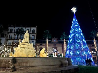 Imagen del árbol de Navidad en la Puerta Jerez de Sevilla