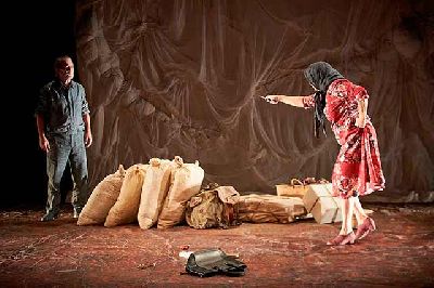 Foto promocional de la obra de teatro Amalia y el río de la compañía Teatro Guirigai