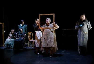 Foto promocional de la obra de teatro El rey se muere de la compañía Atalaya