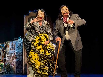 Foto promocional de la obra de teatro Fetén (opereta flamenca para dos máscaras y una guitarra)
