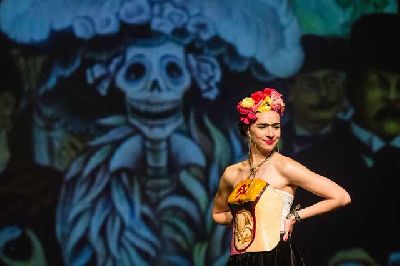 Foto promocional de la obra de teatro Frida, una mujer enamorada