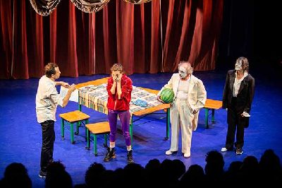 Foto promocional del espectáculo teatral Travy de Oriol Pla Solina