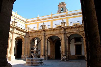 Patio de la antigua Fábrica de Tabacos, actual Rectorado de la Universidad de Sevilla